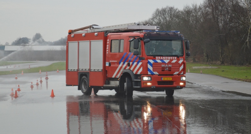 slippende-brandweerauto-emmen-bijgesneden-800x428.jpg